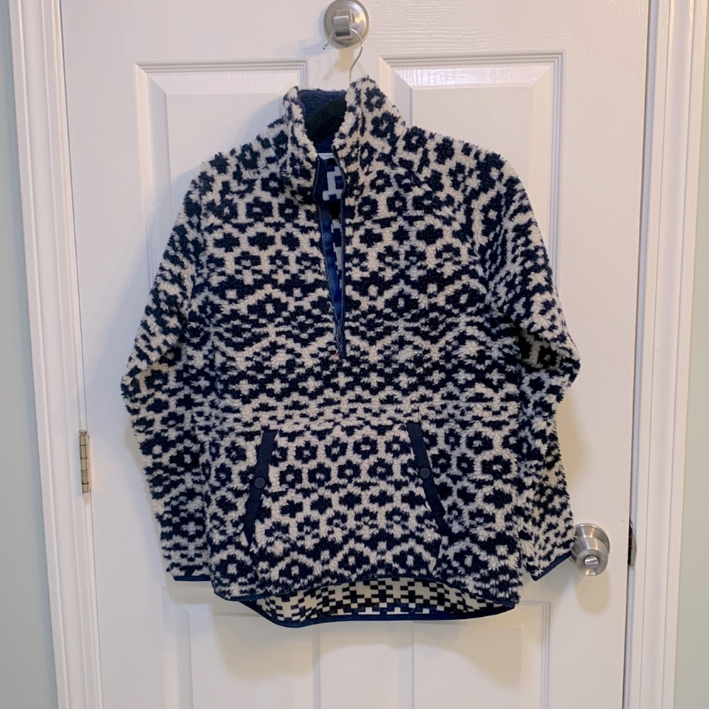 Super cozy vineyard vines pullover, excellent condition! Size XS.